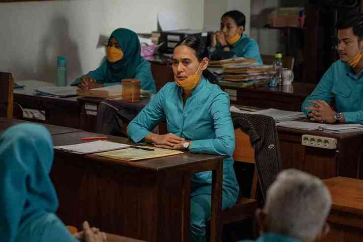 Bu Prani (Ine Febriyanti) merupakan seorang guru dalam film Budi Pekerti. (Sumber foto: Rekata Studio)