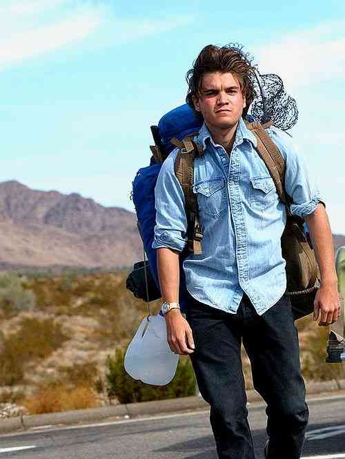 Emile Hirsch memerankan tokoh Christopher McCandless. Sumber gambar: Phinemo dot com