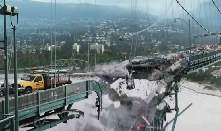 Kecelakaan jembatan di Final Destination 5 (Image by Bloody Disgusting)