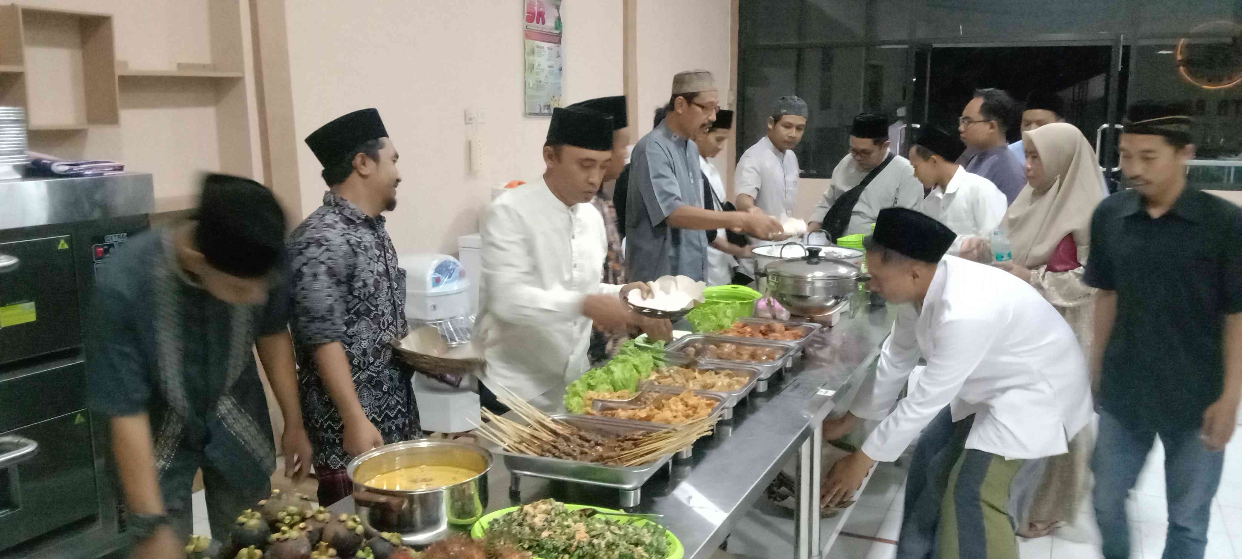 Tim guru tata boga SMK Nurut Taqwa sajikan menu berbuka puasa./dok. pri