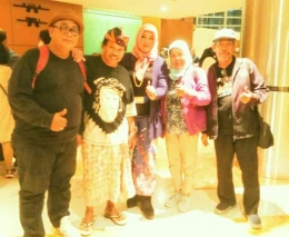 Bersama sutrada, pemain, usai nonton film tentang kisah WS Rendra di TIM Jakarta (foto Nur Terbit) 