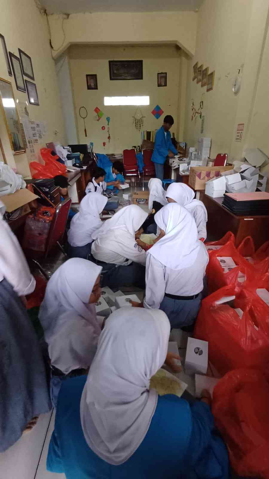 Siswa-siswi SMP dan SMK sekolah Islam Al ikhlas bersiap untuk berbagi takjil/dok. pri