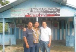 Dokumentasi pribadi/ berfoto bersama Pak Asrul Adami dan Jasman di Kampung Persahabatan Indonesia -Tiongkok 