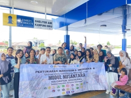 Kelompok Modul Nusantara Bausung dan Maestro kain Sasirangan di Kampung Biru (Sumber: Dokumentasi Kelompok Bausung)