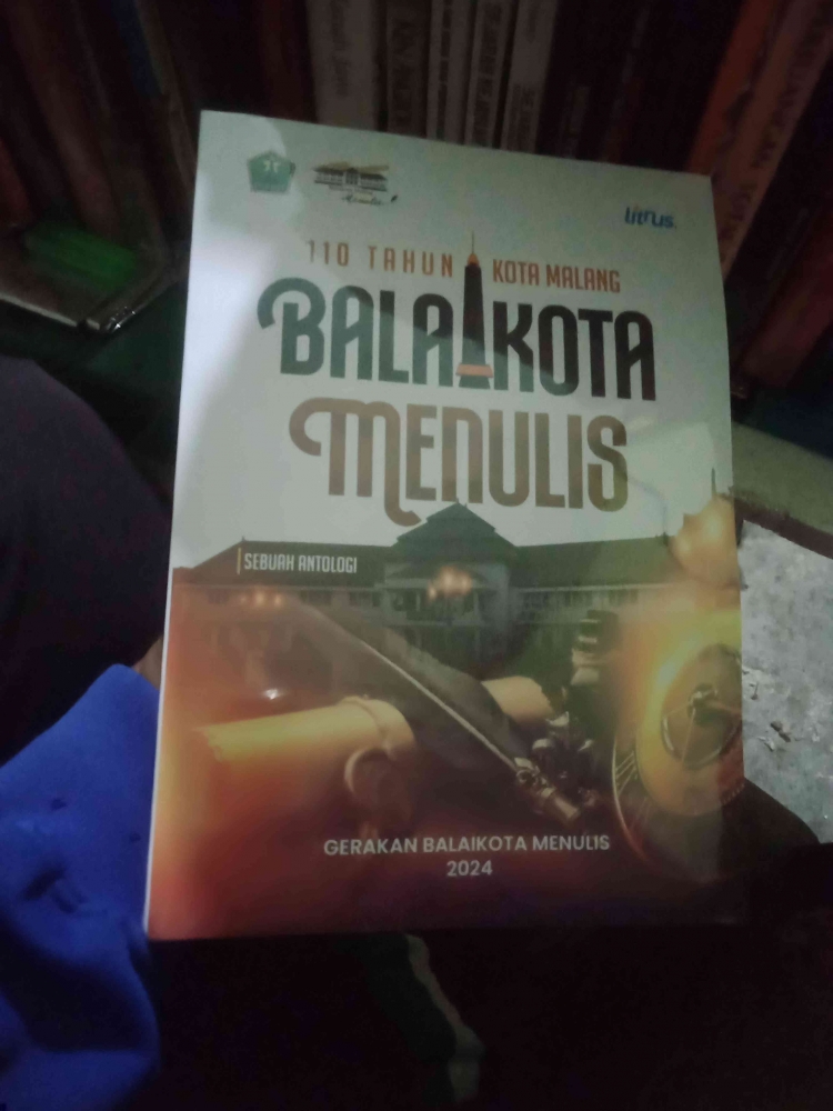 Dokpri Eko Irawan foto buku Balaikota menulis
