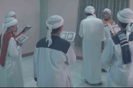 Para santri diajak membaca Alquran sambil berdiri dalam waktu lama (tangkapan layar Al bahjah TV)