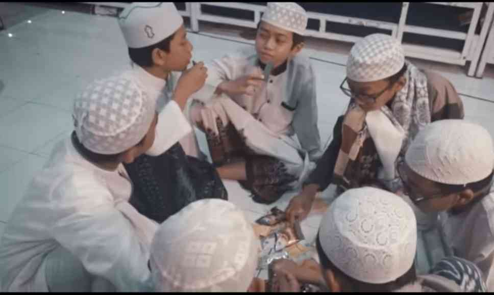 Berbagi bekal bersama teman (tangkapan layar Al bahjah TV)