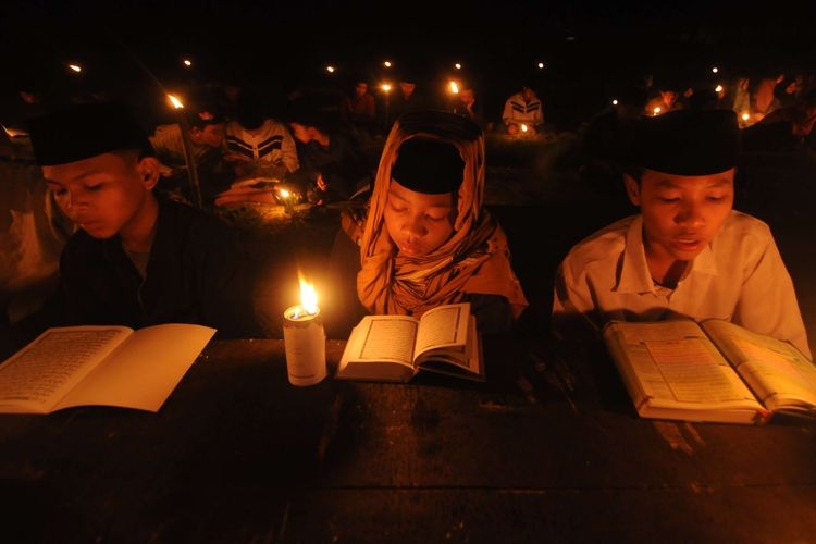 Tradisi 'selikuran' di Pondok Pesantren Nurul Hidayah Al Mubarokah, Andong, Boyolali, Jawa Tengah, Jumat (22/4/2022), dalam rangka emperingati Nuzulul Quran sekaligus menyambut Lailatul Qadar pada malam 'selikuran' atau malam ke-21 Ramadhan.(ANTARA FOTO/ALOYSIUS JAROT NUGROHO)