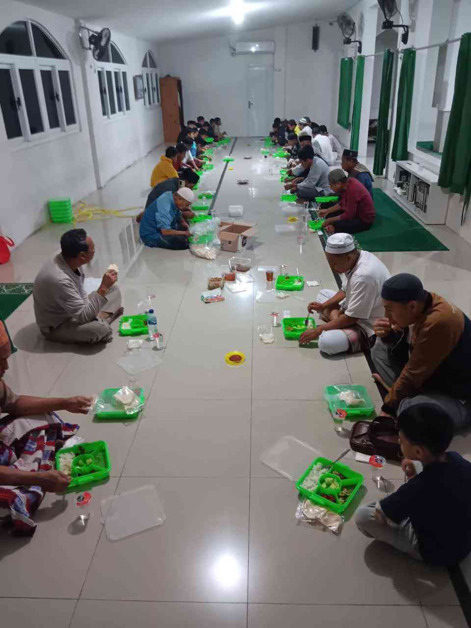 Dok. DKM Nurul Falaah Saat Makan Sahur Bersama