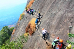 (Sumber: Dokumentasi BPJ. https://esqnews.id/berita/menguji-adrenalin-di-gunung-parang-dengan-climbing-ferrata-1)