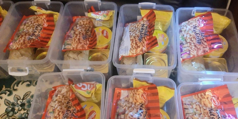 Menata bahan pangan dan sandan dan kotak plastik untuk parsel lebaran. Sumber gambar dokumen pribadi