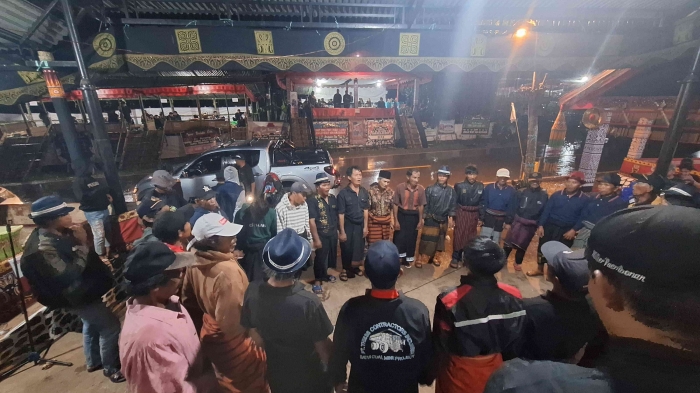 Sekelompok warga Toraja sedang Ma'badong dalam sebuah acara kedukaan. Sumber: dok. pribadi.