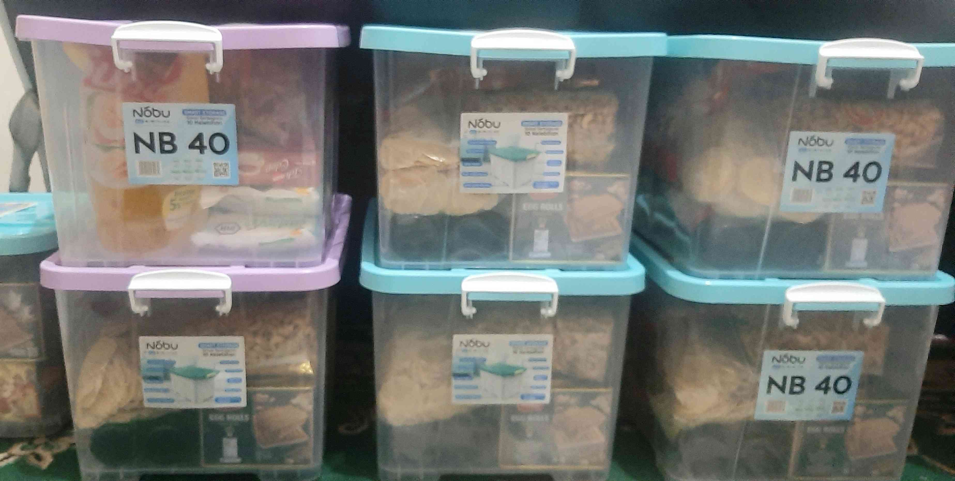 Sebagian Parsel dalam wadah kotak plastik tertata dan siap dikirim untuk lebaran. Sumber gambar dokumen pribadi