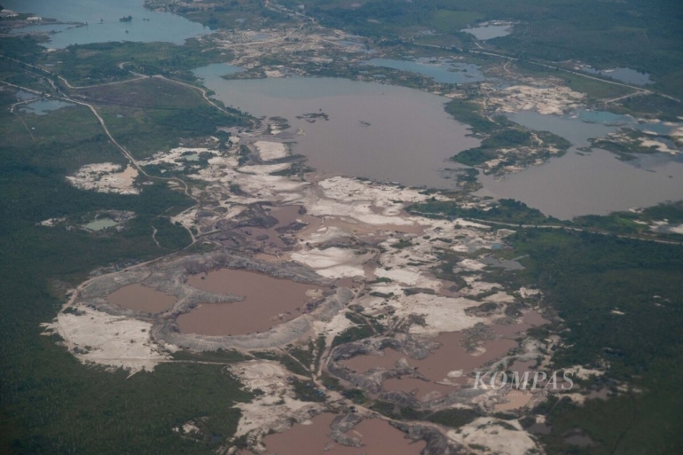 Foto udara kondisi pertambangan timah di Bangka Belitung. (Sumber: Kompas.id/Pandu Wiyoga)