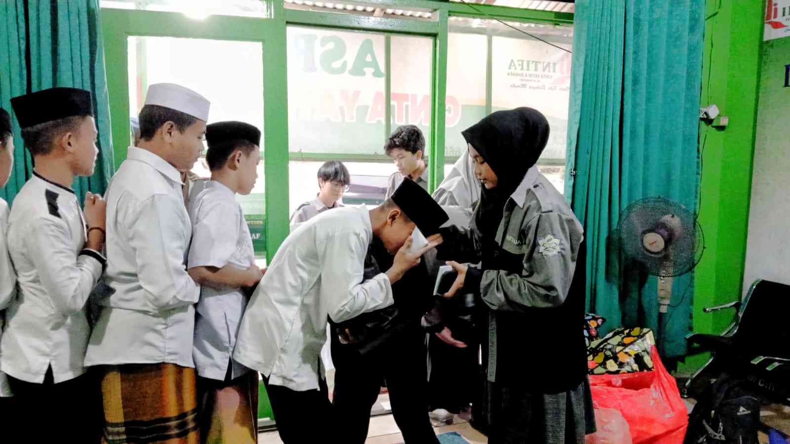 Gambar penyerahan santunan ke pada anak panti Asrama Cinta Yatim dan Duafa Al-ikhwaniyah/dokpri