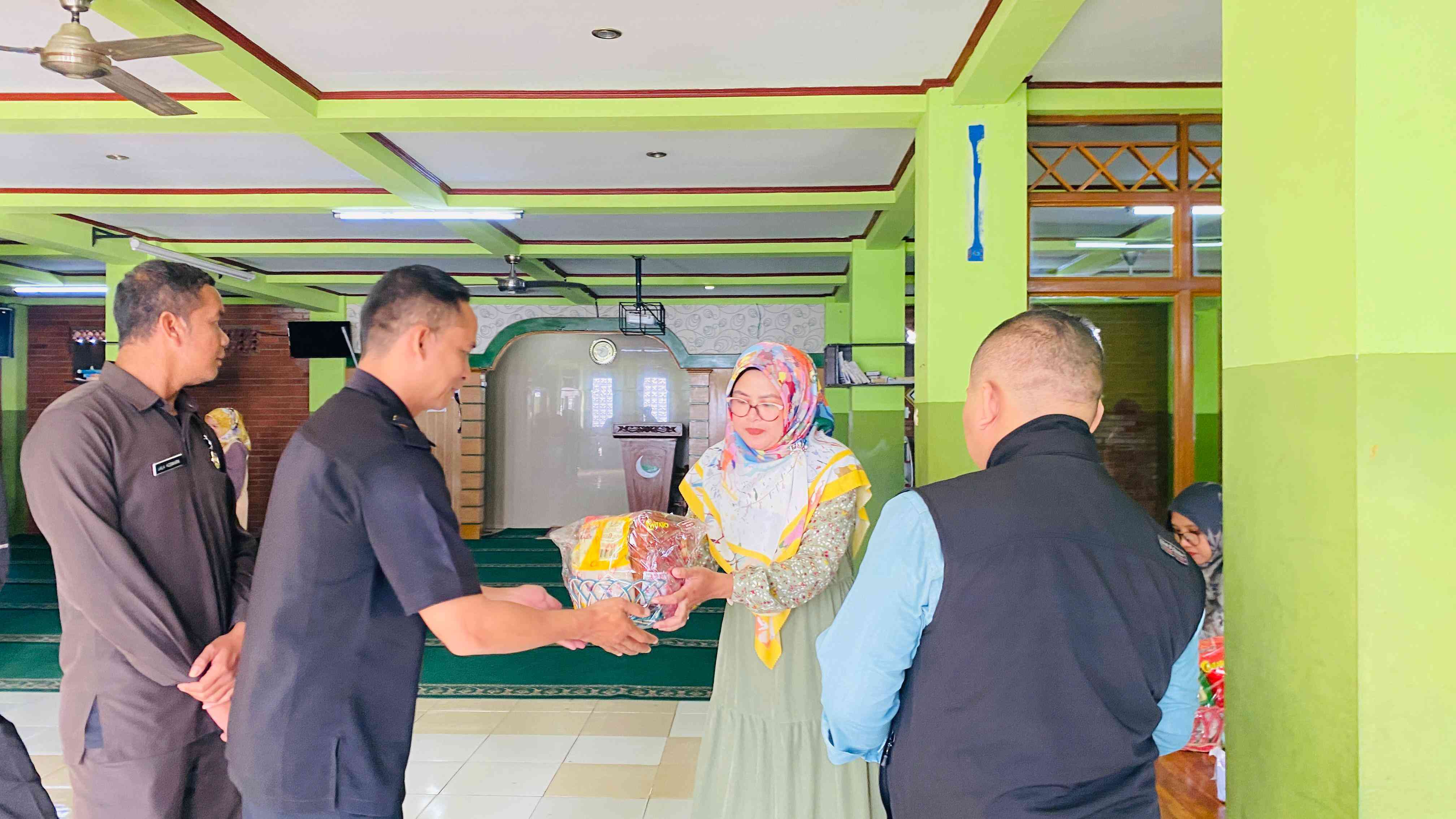 Ciptakan Bersih dan Aman, Cleaning Service dan Satpam Terima Bingkisan Lebaran dari SD Plus Al Ghifari (Foto: Dok. Pribadi)