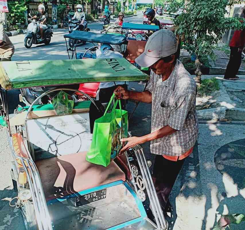 Tukang becak menerima sembako cinta. (Dokumentasi pribadi)