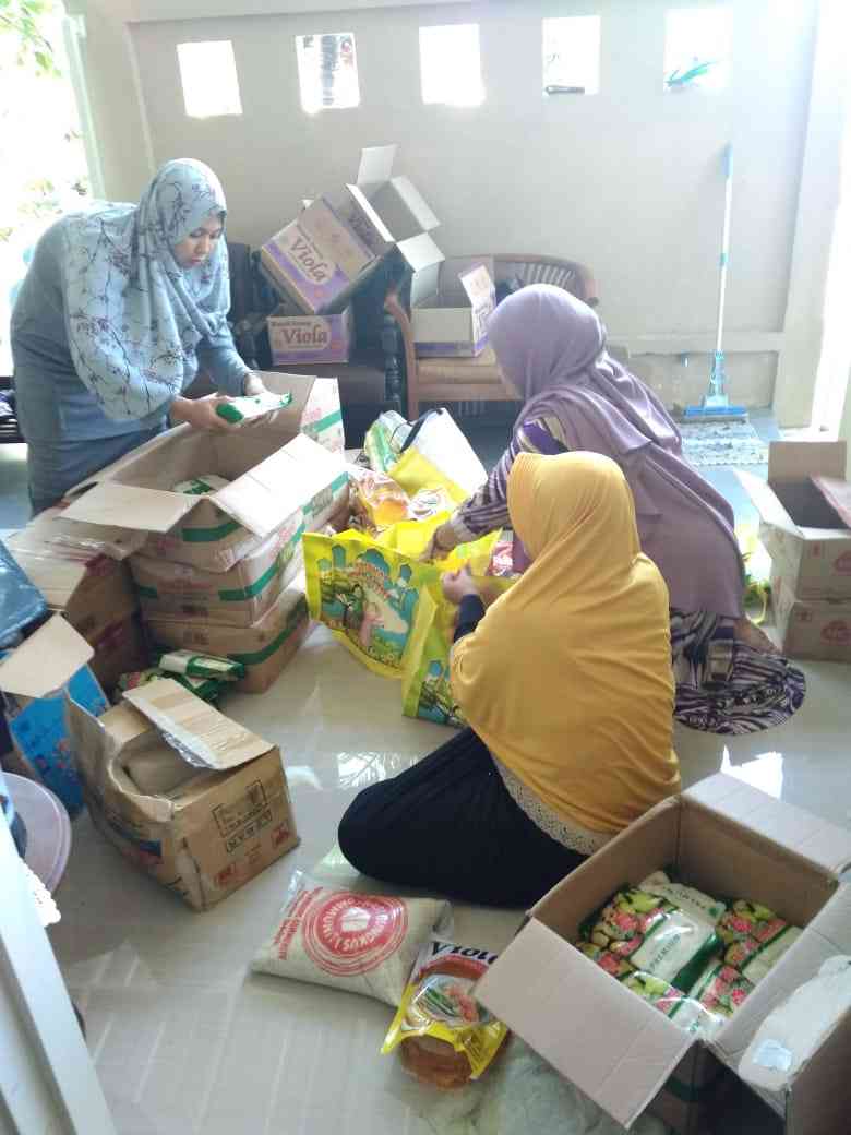 Menyiapkan bingkisan lebaran oleh komunitas. (Dokumentasi pribadi)