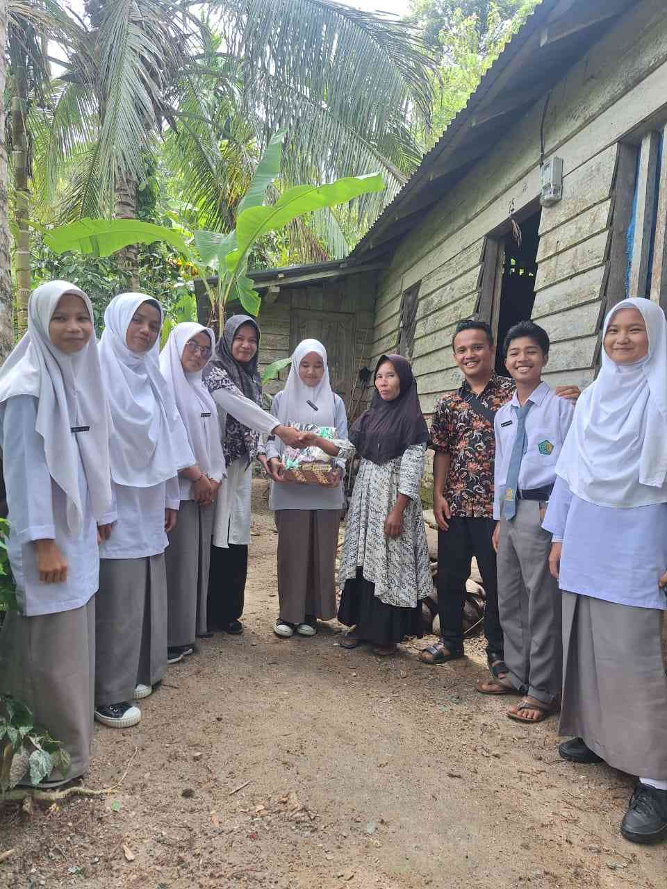 Guru MAN III Padang Pariaman menyerahkan parsel karya siswa kepada orangtua siswa lain. (foto dokpri)