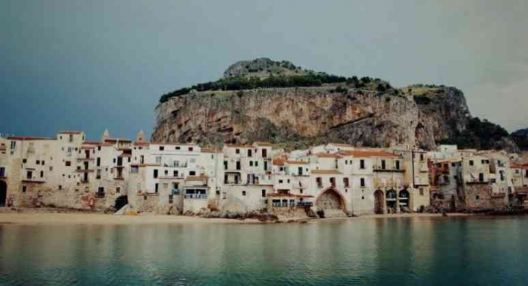 https://www.detik.com/edu/detikpedia/d-7080737/mengenal-pulau-sisilia-pulau-terbesar-di-mediterania