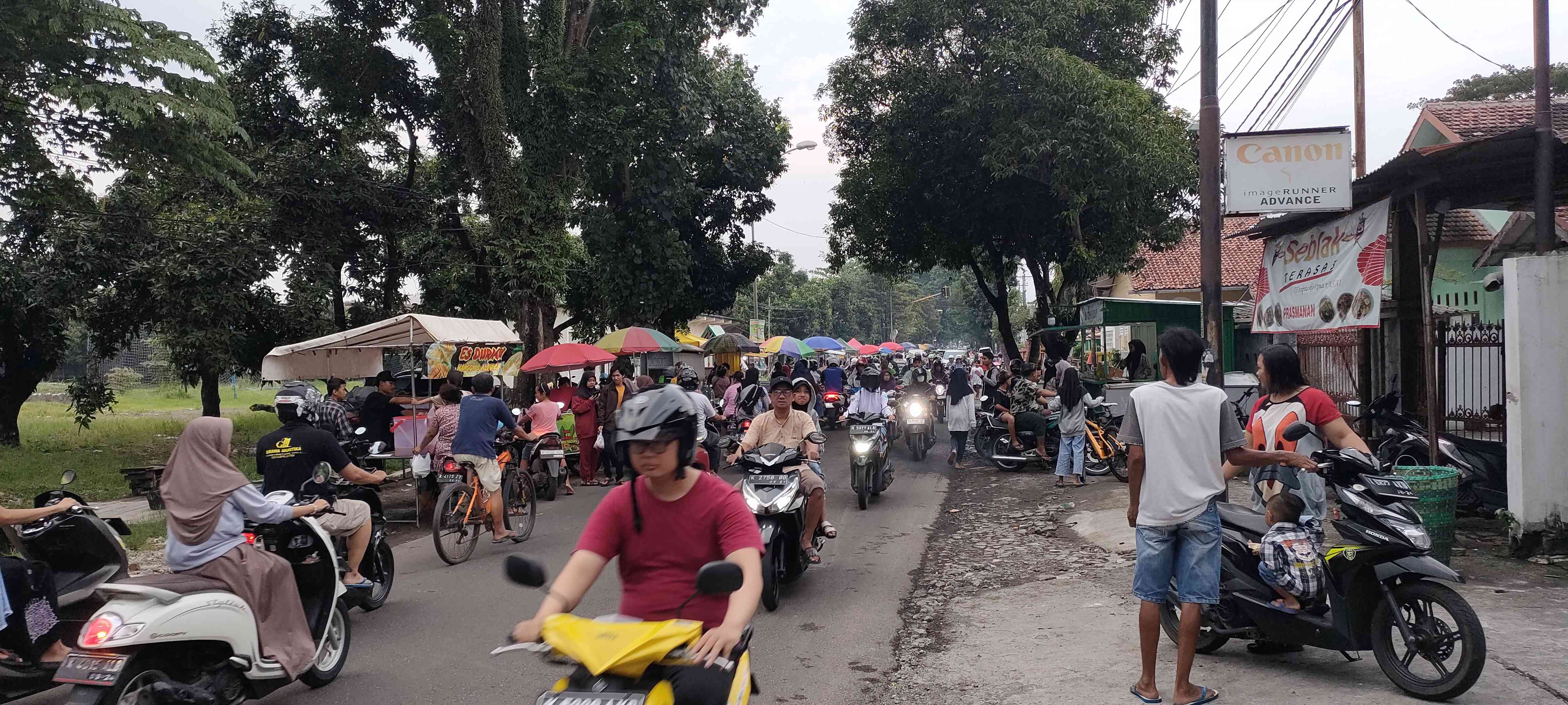 Ilustrasi 1: Di tepi sepanjang jalan depan SMP 1 Jati, Kudus, Jawa Tengah, ramai penjual takjil, 2/4/2024. (Dokumentasi pribadi)