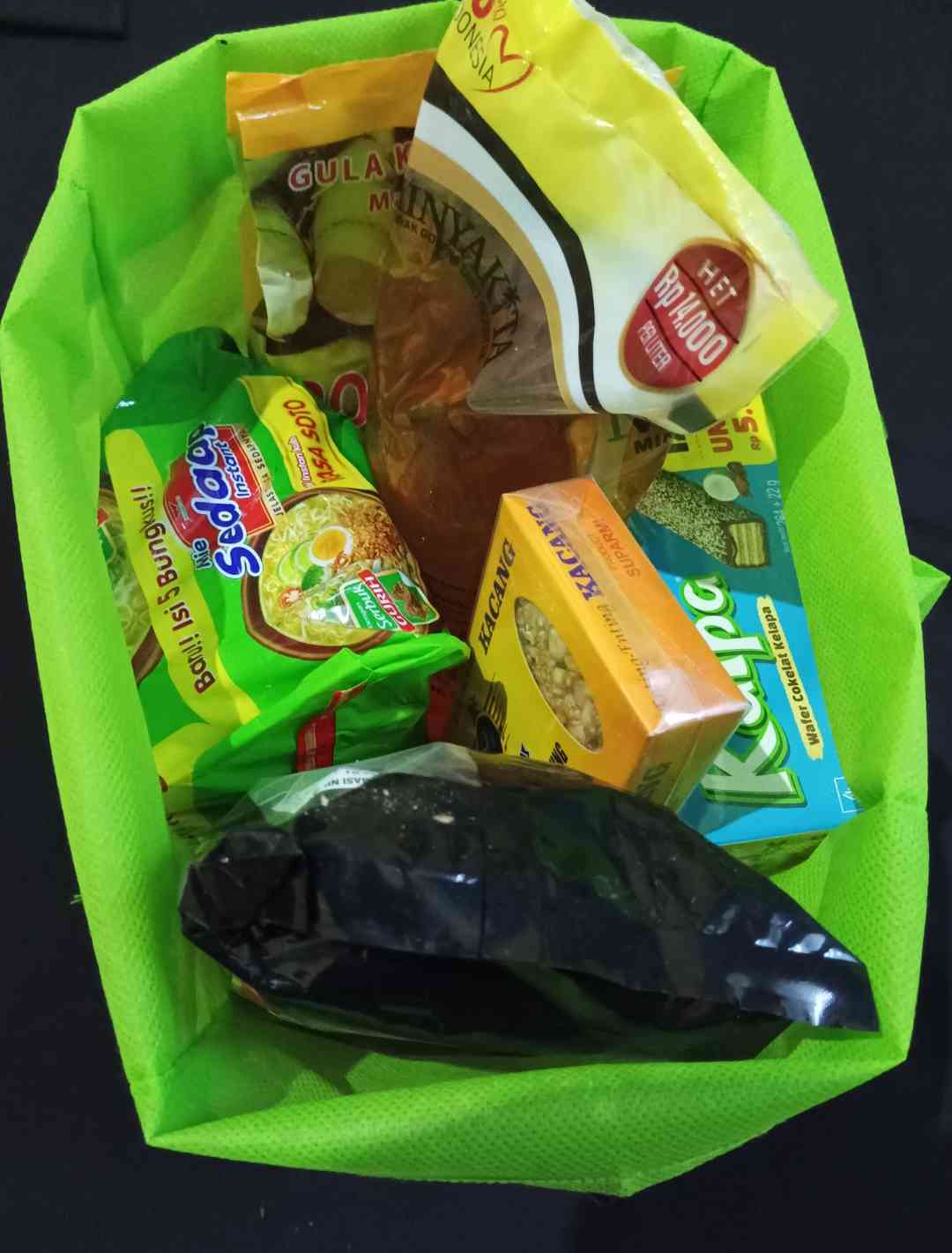 Bingkisan lebaran dalam goodie bag. Praktis tinggal masukkan saja ke dalam tas (dokpri)