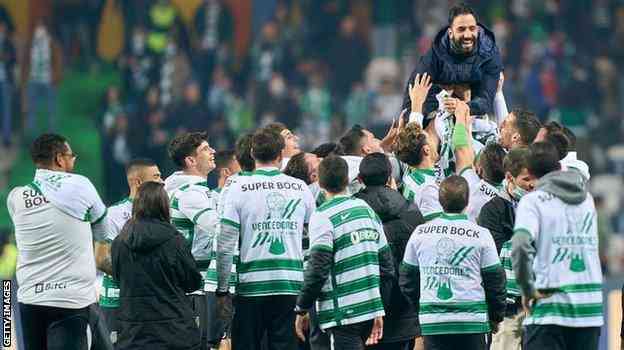 Skuad Sporting Lisbon beramai-ramai mengangkat pelatih Ruben Amorim dalam perayaan juara Liga Portugal musim 2020-2021 (BBC.com)