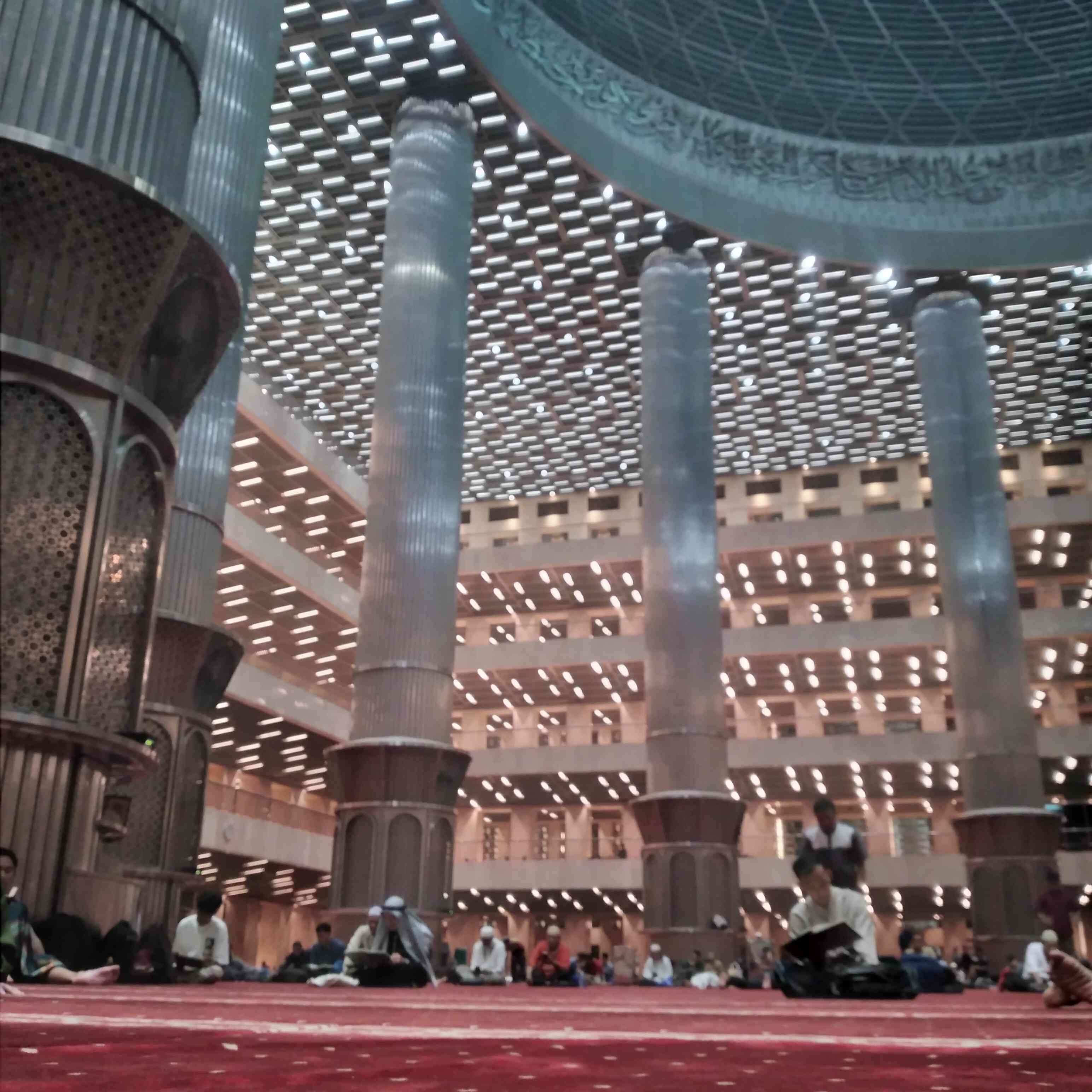 Foto: Jemaah Masjid Istiqlal beriktikaf (Dok. Pribadi)