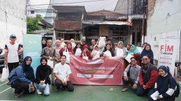 FIM Jakarta, Dampak Sosial Indonesia, dan Jakarta Community Hub bagikan donasi di Jakarta Selatan , Minggu (31/3). Foto: Farhan Ramadhan/FIM Jakarta