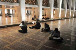 Ilustrasi I'tikaf di masjid pada malam Ramadan (Sumber: Detik.com)