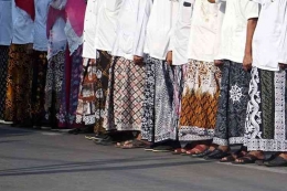 Sejumlah peserta menggunakan sarung batik mengikuti upacara peringatan Hari Batik Nasional. (ANTARA FOTO/HARVIYAN PERDANA PUT)