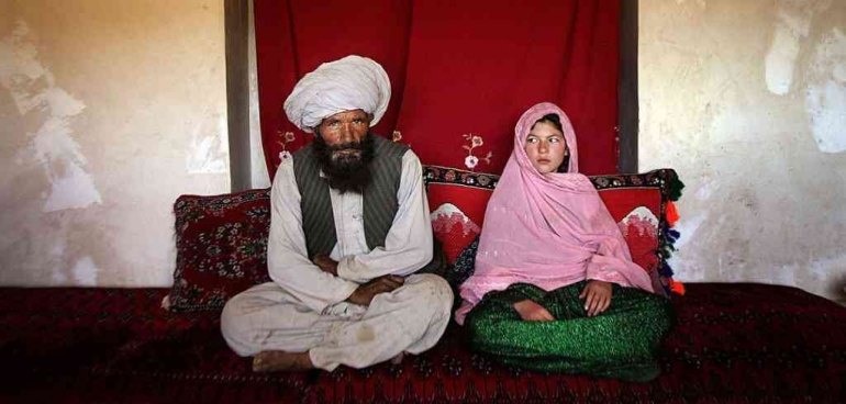 Seorang gadis kecil yang menjadi pengantin di Pakistan. | Sumber: borgenmagazine.com