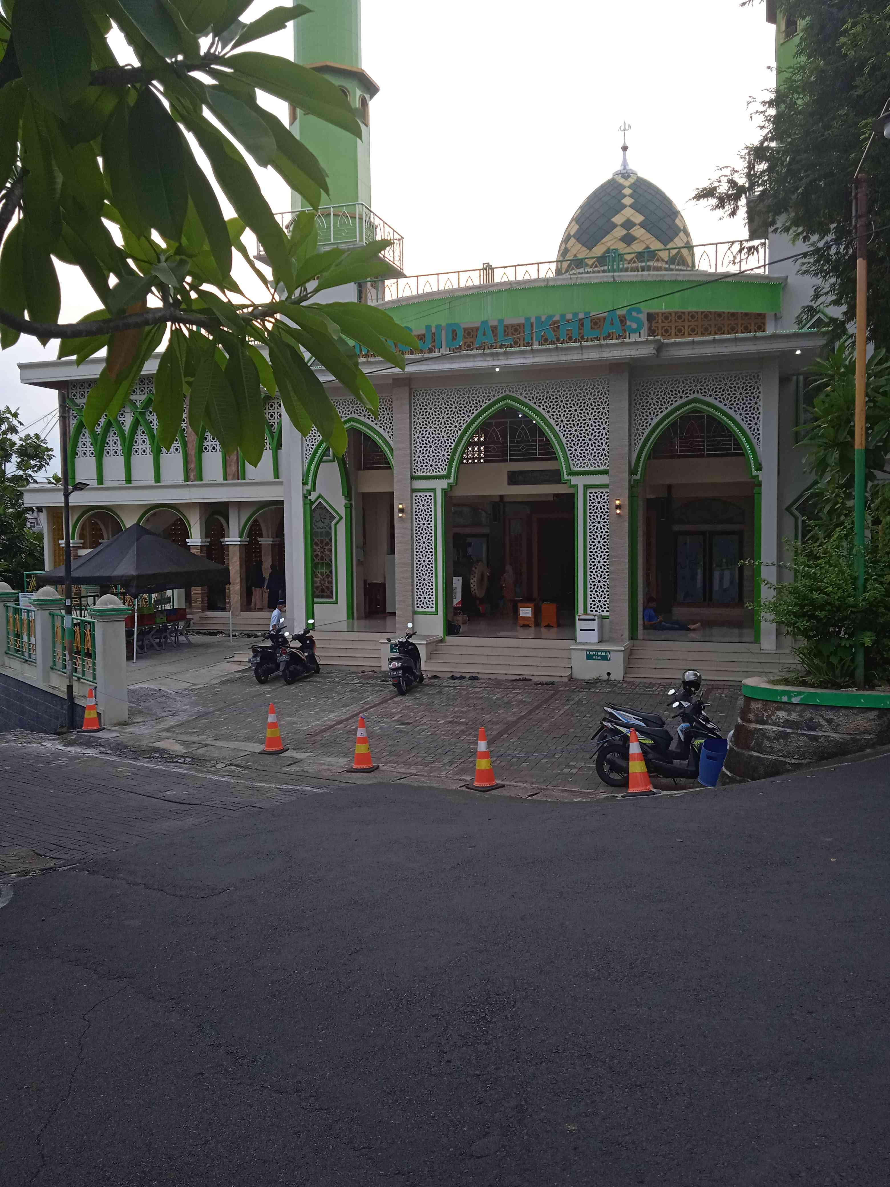 Input sumber gambar saat masuk Masjid Al-Ikhlas pada sore hari