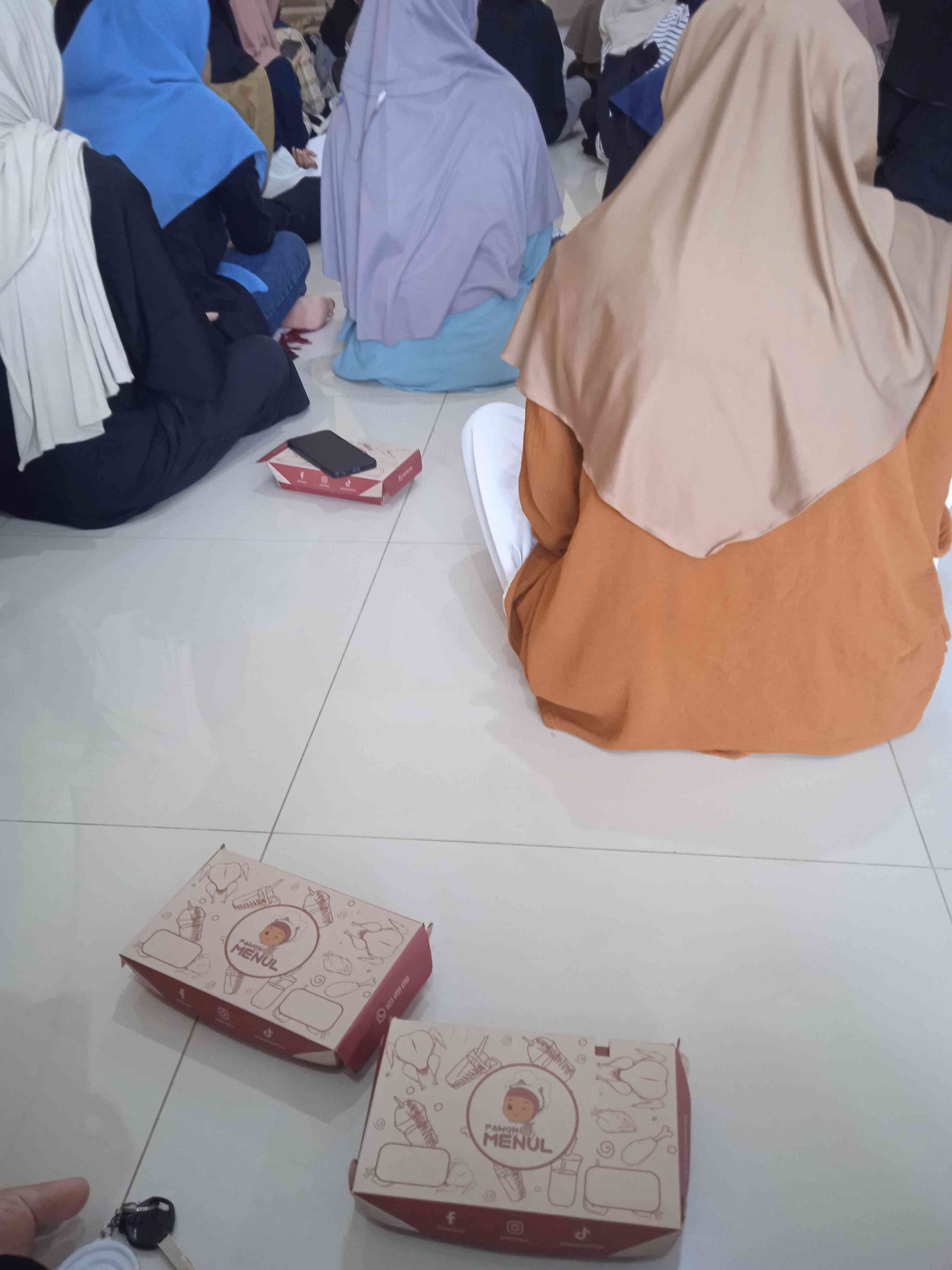 Input sumber gambar saat masuk Masjid Al-Ikhlas pada sore hari