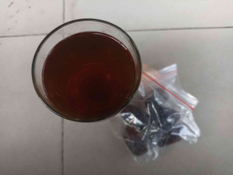 Teh hangat dan kurma untuk berbuka (Dok.pri) 