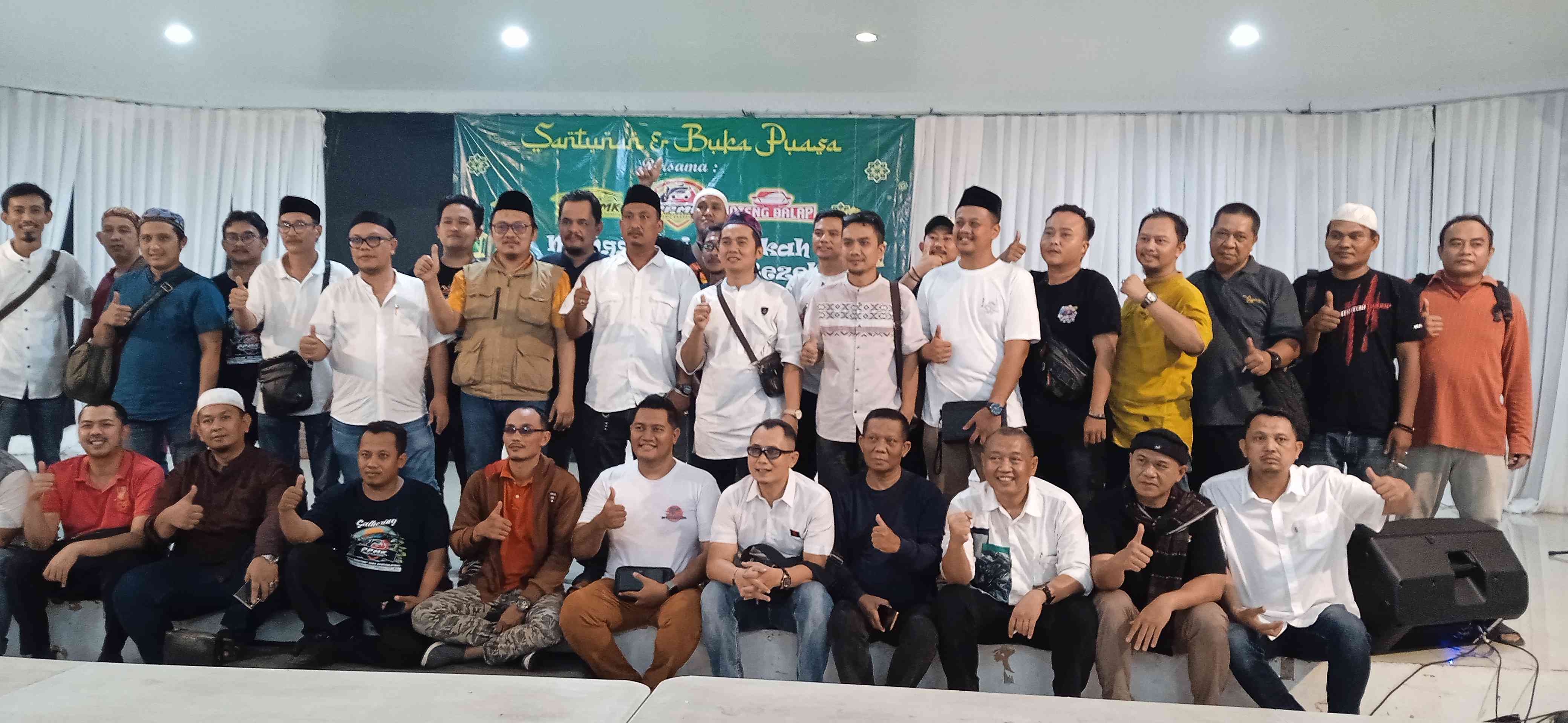 Foto Bersama Organisasi Pedagang Mobil