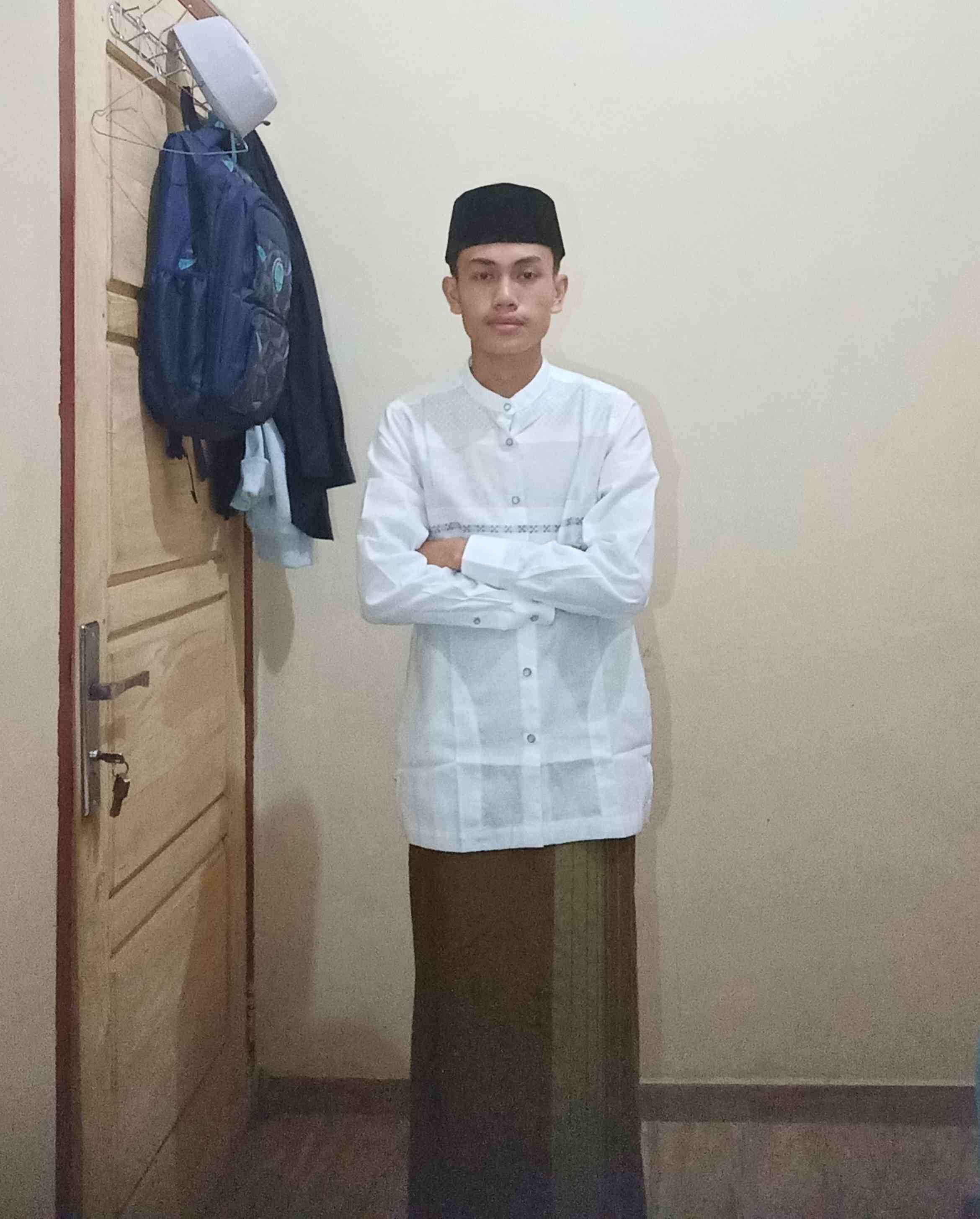 Hasil akhir outfit pakai sarung, baju koko dan peci, siap berangkat sholat tarawih (dokpri Galuh dan Greg)