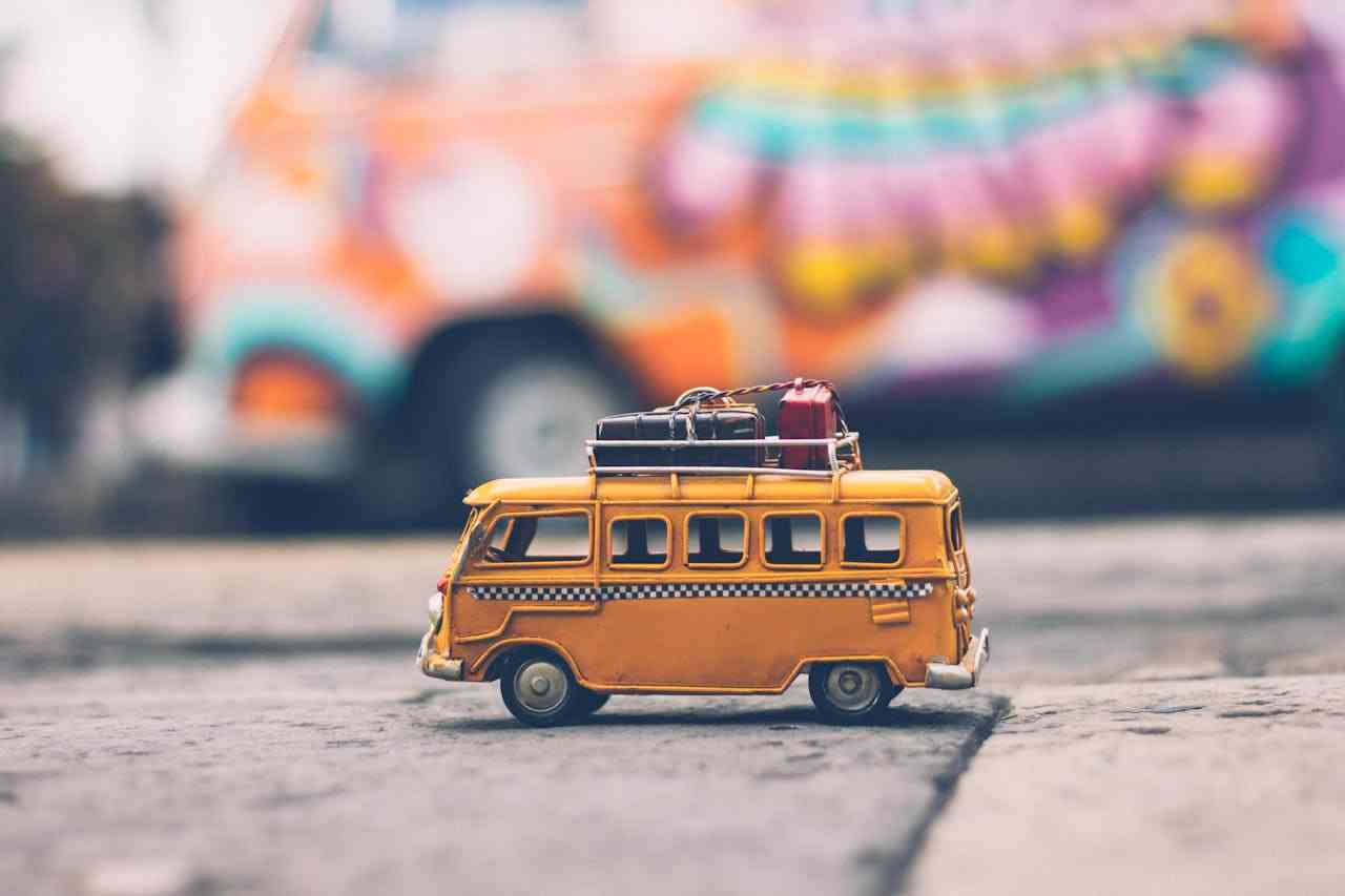 https://www.pexels.com/id-id/foto/fotografi-fokus-selektif-die-cast-bus-sekolah-kuning-386009/