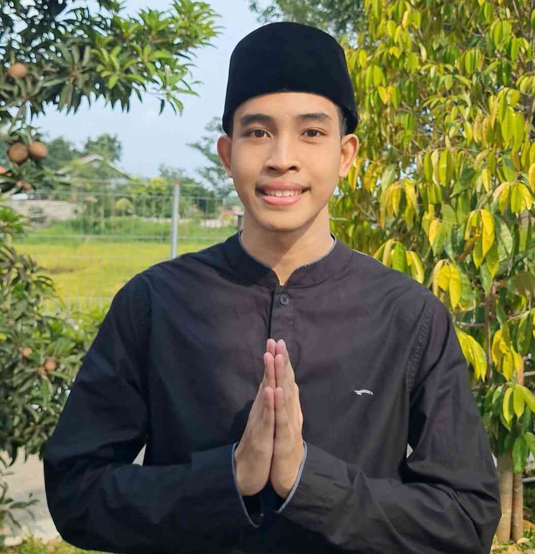 Rhevangga Wahyu Aji S., Presenter outfit Sarung untuk lebaran. Sumber gambar dokumen pribadi