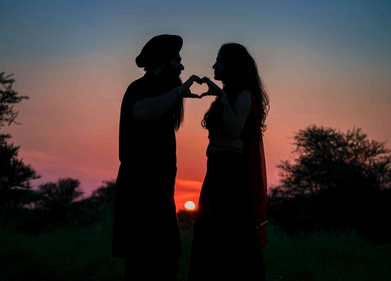 Ilustrasi Romantis di Bawah Rembulan (Pexels.com/Shubham Sharma)