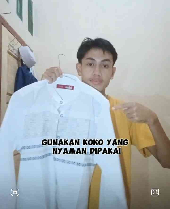 Galih menyiapkan baju koko yang nyaman dipakai, termasuk paduan warna dan desain dengan sarung dan peci (dokpri Galih dan Greg)