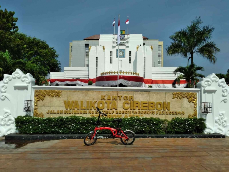 Gedung Balaikota Cirebon perpaduan arsitektur Eropa/kolonial dengan ornamen udang khas kota Cirebon. Sumber gambar dokumen pribadi.
