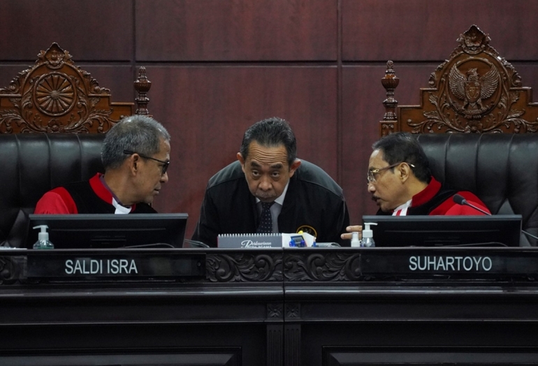 Hakim konstitusi Saldi Isra (kiri) dan Ketua Mahkamah Konstitusi Suhartoyo (kanan) dalam sidang lanjutan perselisihan hasil pemilihan umum Pilpres 2024 di Mahkamah Konstitusi, Jakarta, Senin (1/4/2024). Foto: KOMPAS/RONY ARIYANTO NUGROHO