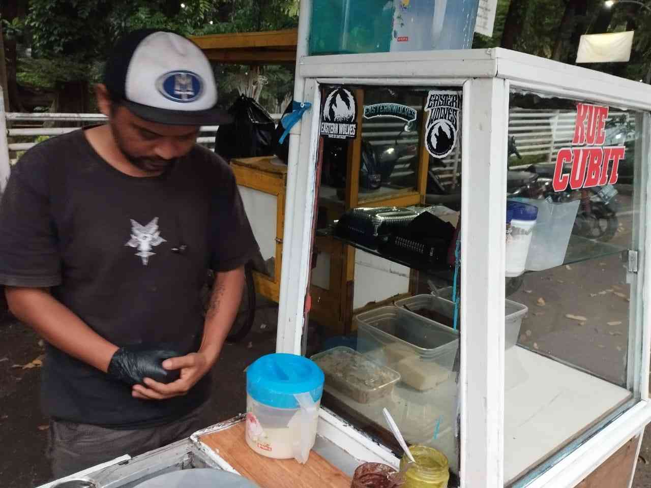 Bapak kamladi sedang Membuat Kue Cubit