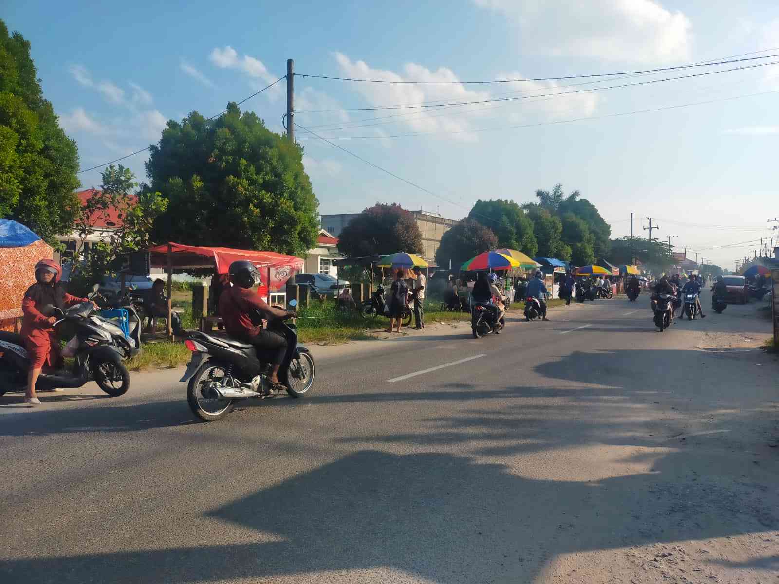 Suasana salah satu pusat jajanan takjil di Perawang Barat
