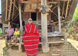 Sarung dari tenun asli Simbuang. Ibu berbaju ungu adalah penenun kain tenun asli yang ada di Lembang Puangbembe Mesakada. Sumber: dok. pribadi.