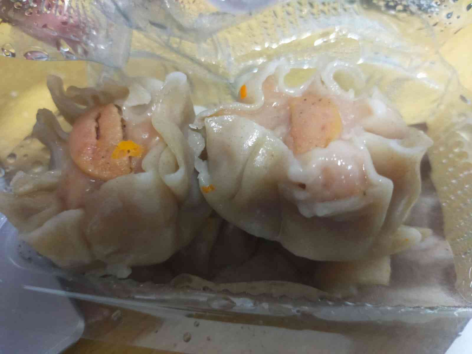 Dimsum selawe (2.500) per biji. Harga segitu cukup worth-it lah dengan ukurannya