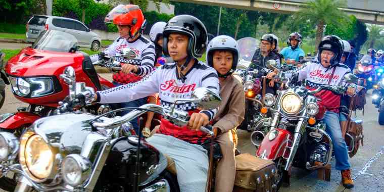Salah satu suasana ngabuburite bareng anak yatim naik moge Indian. (Bikersjowo)