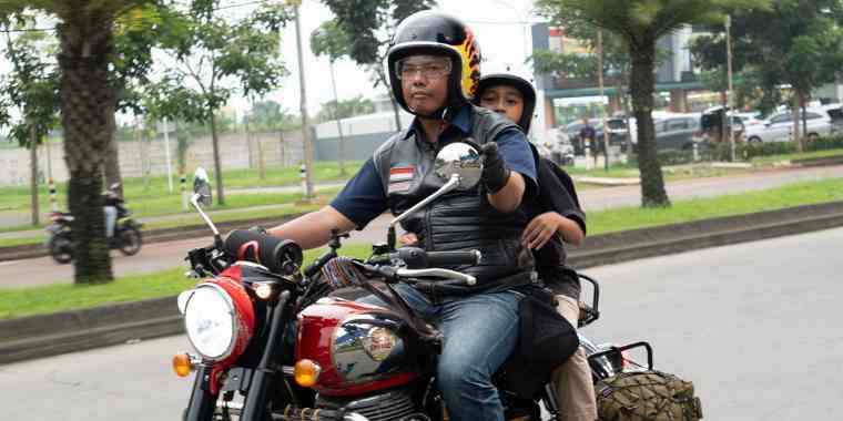 Selain menggunakan motor Indian, ada juga anak yatim yang diajak menggunakan moge lainnya seperti Royal Enfield. (Bikersjowo)