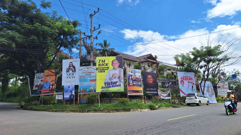 Baligho kandidat kepala daerah di salah satu ruas jalan Tana Toraja. Sumber: dok. pribadi
